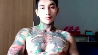 Un jock asiatique tatoué à grosse bite devant la caméra (32 pouces)