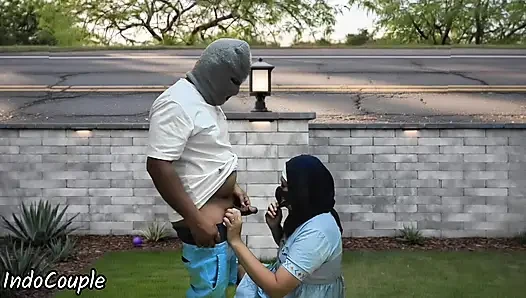 Istri muslim berhijab yang tukang selingkuh pamer memek di depan umum dan nyepong kontol orang asing demi uang viral di jakarta