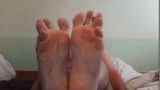 Piedi di ragazzi etero in webcam