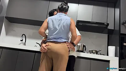 habis-habisan di dapur sama istri saudara laki-lakiku sendiri!