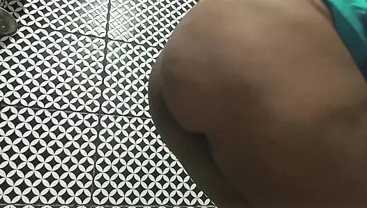 Masdrasta iri güzel kadın götünü açıyor ve kremsi bir döl sokuyor
