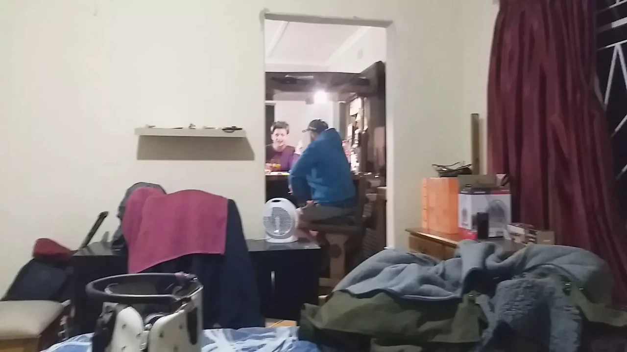 微胖荡妇在壁橱里的家庭派对上自慰