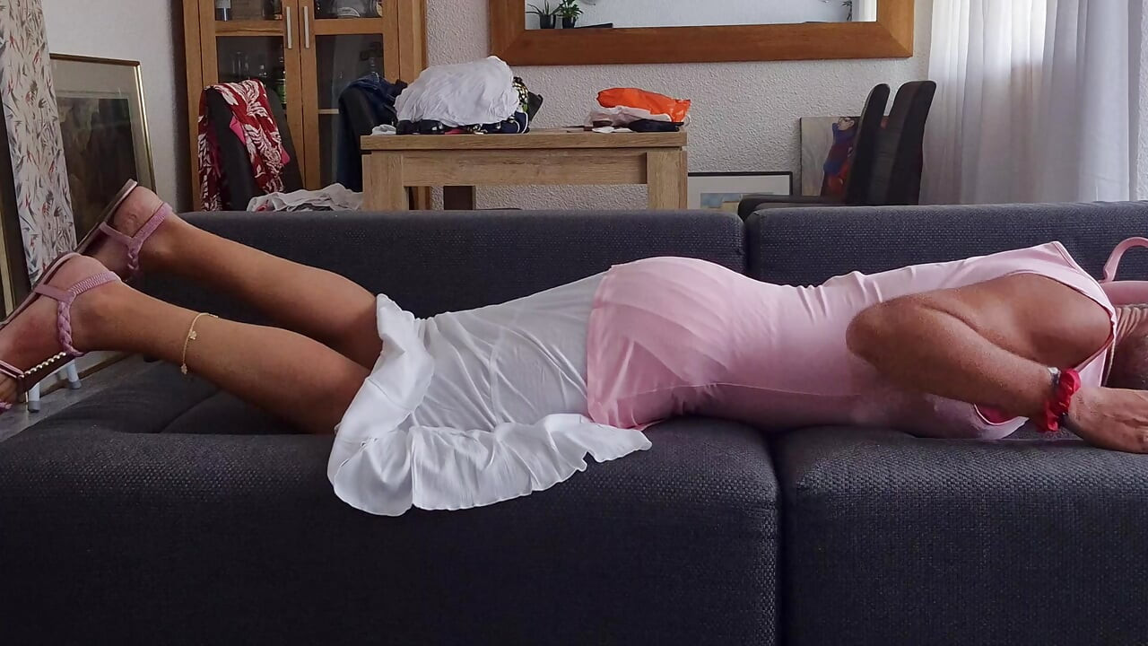 Sissy Xunami bije tyłek ogromnym dildem