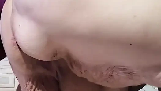 Pantat bahenol si pengasuh gemuk ini dientot habis-habisan sampai matanya menerang keenakan