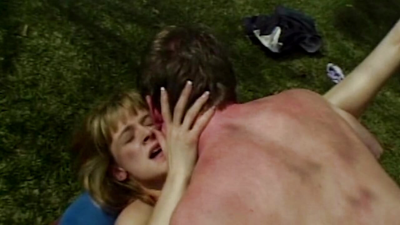 Heißer Outdoor-Sex mit blonder Studentin