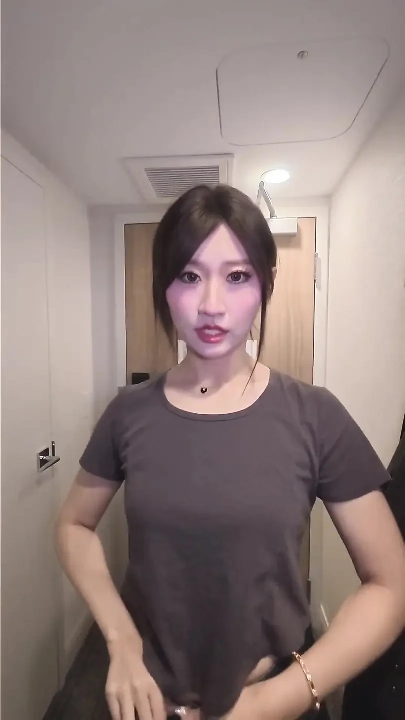 和Chloe Lin一起洗澡并观看她的独奏