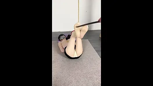 Ol сопротивляется на кровати, висячие ноги, оргазм