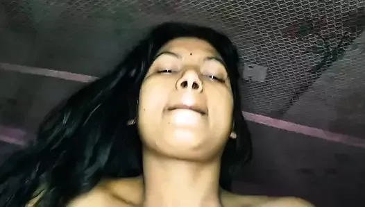 Горячая и сексуальная бангладешская крошка занимается сексом с оральным камшотом