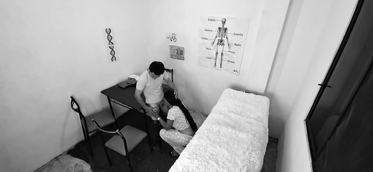 FFM trio - napaljeni starac ima seks u ordinaciji doktora sa svojom prsatom ženom i obla doktor se pridružuje