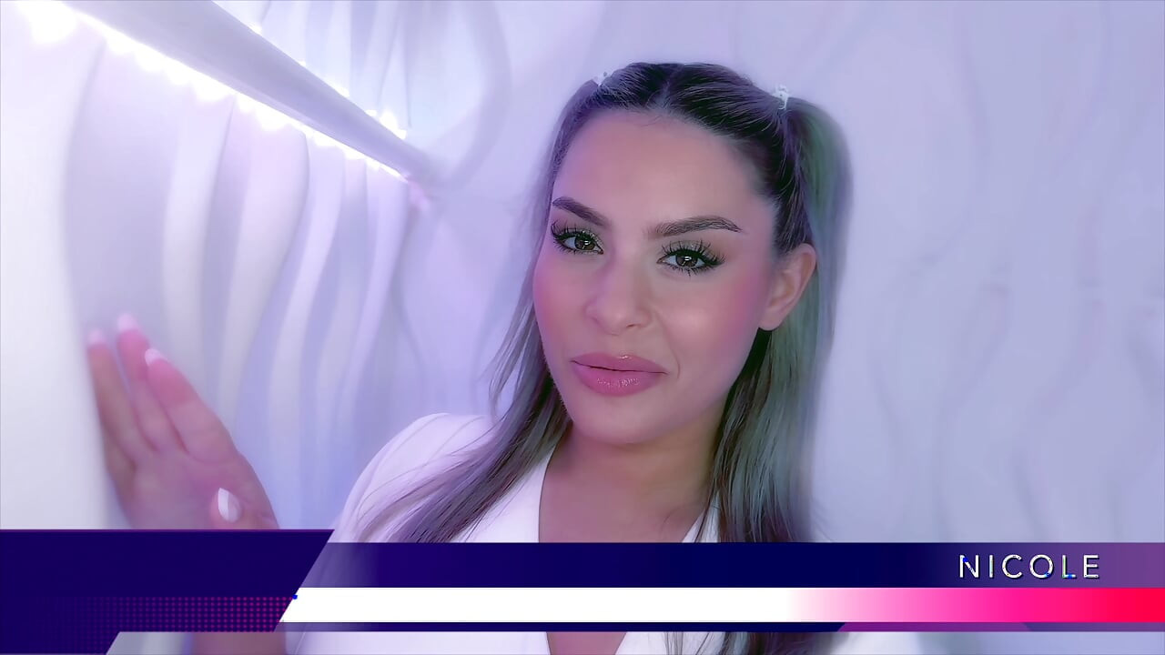 Nicole Aria zadowolona w salonie Swallow