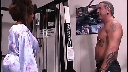 Geiler hengst knallt ebenholz-milf im fitnessstudio, nachdem er ihre muschi geleckt hat