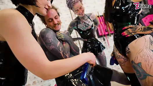 Drei grausame latexgöttinnen zerstören den tätowierten sklaven mit tief sondieren & harnröhrenfingern