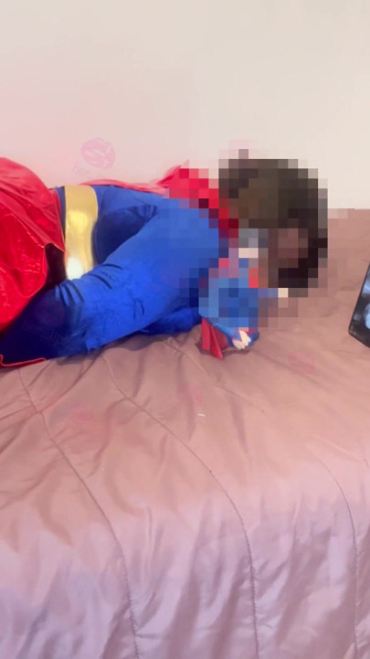 Süper kadın ve Süpermen sikişme videoları izlemeyi seviyor! | Klip 1