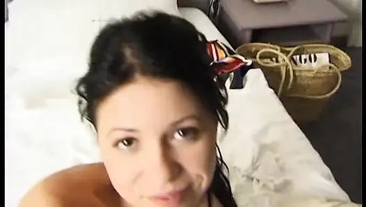 Gadis remaja imut rambut cokelat lagi asik mainin dildo dan kontol