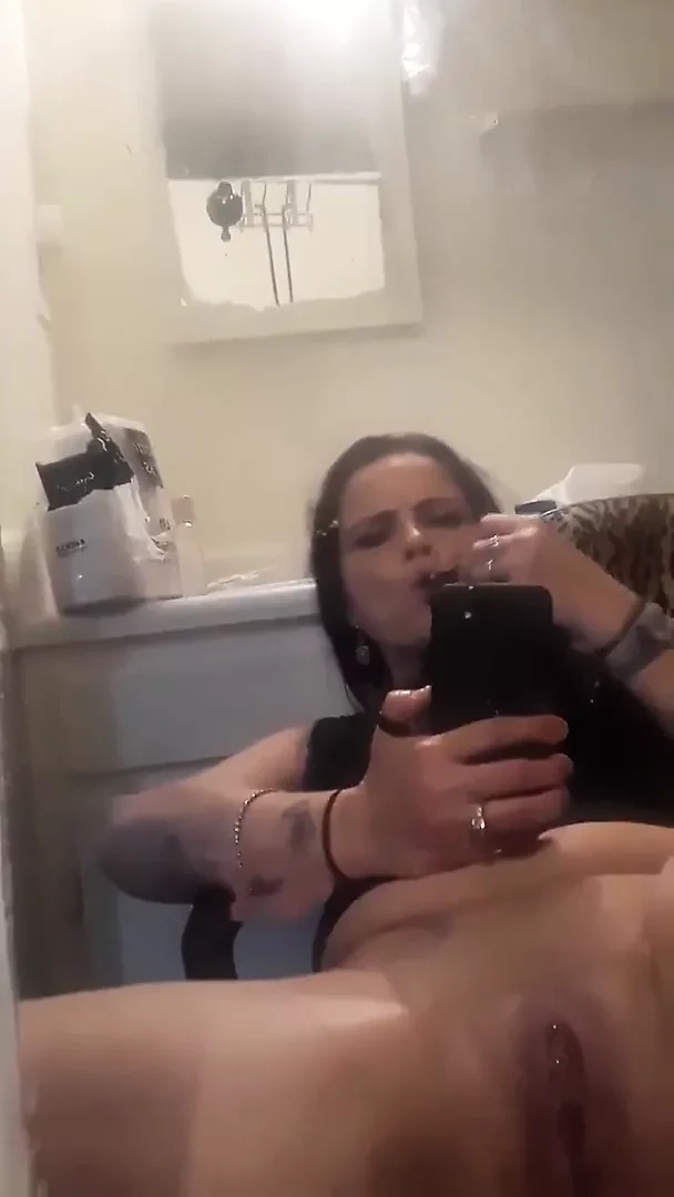 Crystal se retourne et joue avec sa chatte