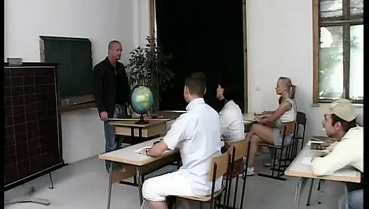 Minik Alman genç kız sınıfta sert üçlü sekste sikiliyor
