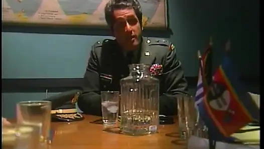 Kız büyük yaraklı adamların amına oturuyor ve sert ve hızlı bir şekilde biniyor