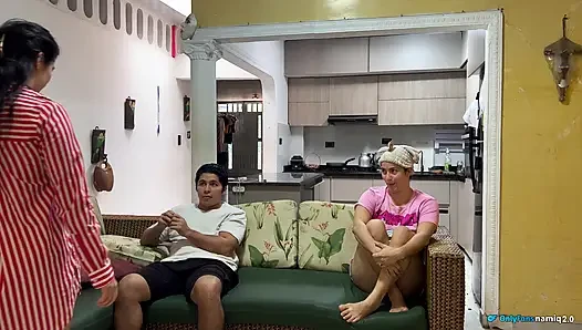 Aku di depan istriku sama temannya sendiri! Dia bahkan tidak menyadarinya!