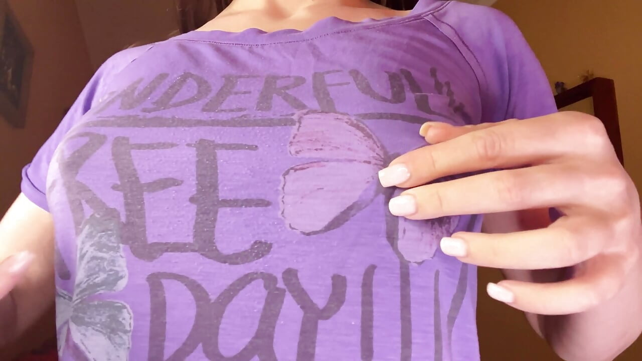 熟女的乳头顶穿了T恤，她忍不住撕开衣服玩弄它们