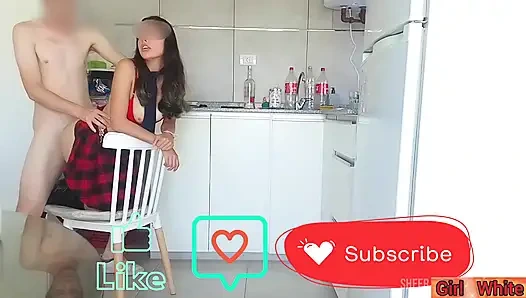 Mutfakta seks: üvey baba kız öğrenci üniforması giymiş üvey kızını sikiyor, itaatkar mazoşizm alıyor ve sert seks yapıyor