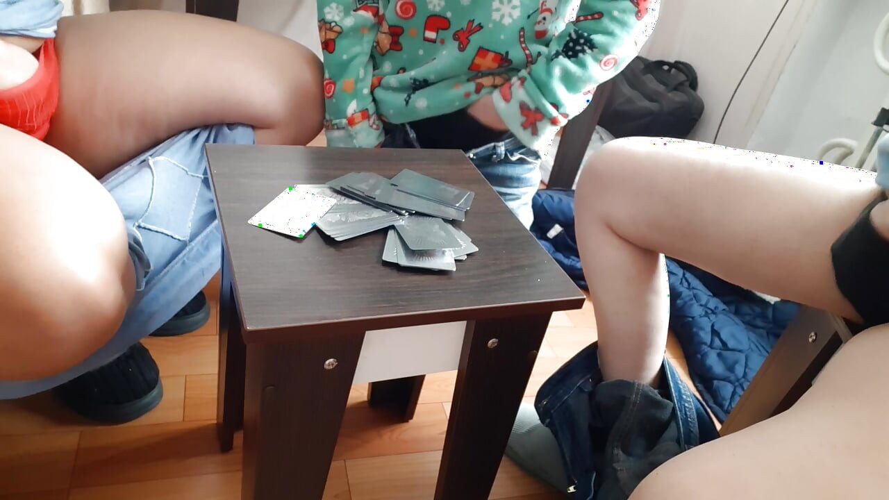 カードゲームが熱いレズビアンのスリーサムに変わった