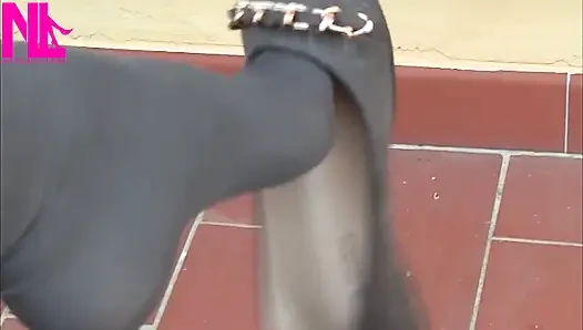 Cewek sange ini lagi asik goyangin dengan stoking abu-abu dan balet