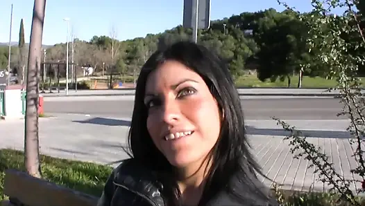 Genç ve seksi esmer bir adam tarafından arabada yakalandı ve ona iyi bir sakso çekerek geri ödüyor