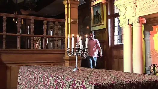 Blonde milf-hure hebt ihre beine für großen schwanz hoch