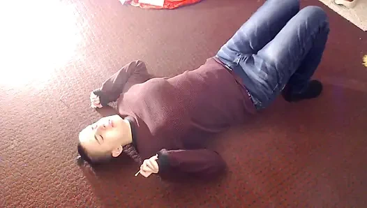 Menyemprotkan bersin di punggung