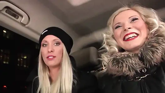 Cewek rambut pirang dientot habis-habisan di dalam fick bus