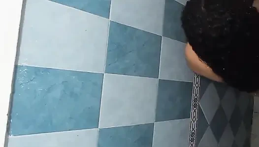 Ich mag es, mit meiner schwägerin allein zu sein, denn während sie badet, kann ich sie beobachten