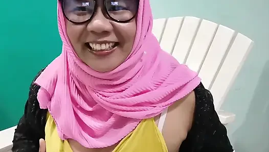 Satıcı, ruj canlı satırken astları tarafından ihanete uğradı.