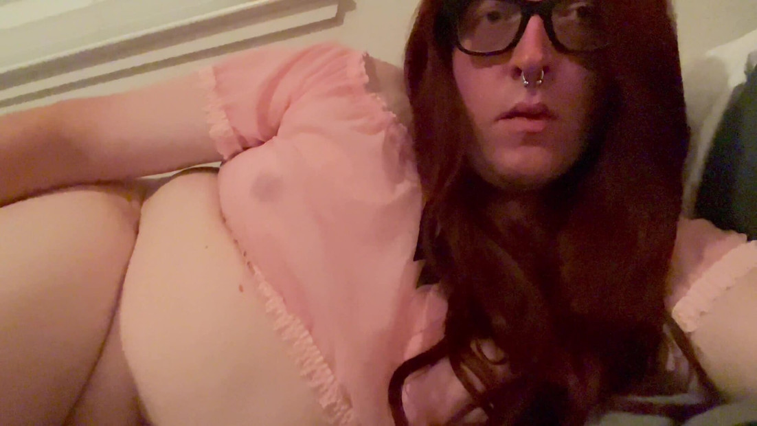 Sissy se igra sa svojim dildom