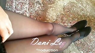 Femboy Dani com deslumbrantes pernas curvilíneas femininas em meia-calça preta