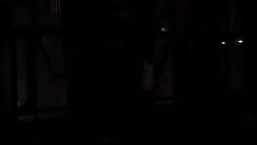Muhteşem tatlı kız sıkı pembe amını büyük bir direğe siktiriyor