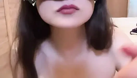 Ahegao Rus sürtük küçük memelere, erişimli külota ve tıraşlı amcık sıkı anal sekse dokunuyor