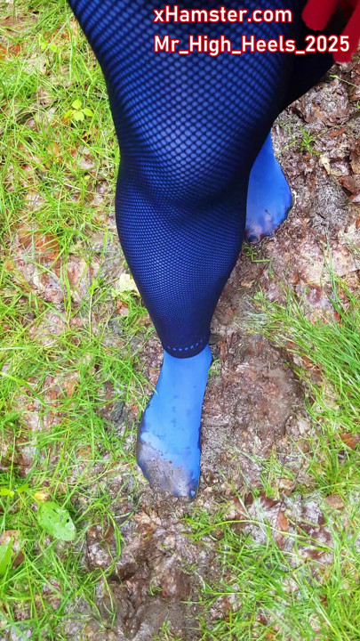 Running in blue pants but without shoes in the mud