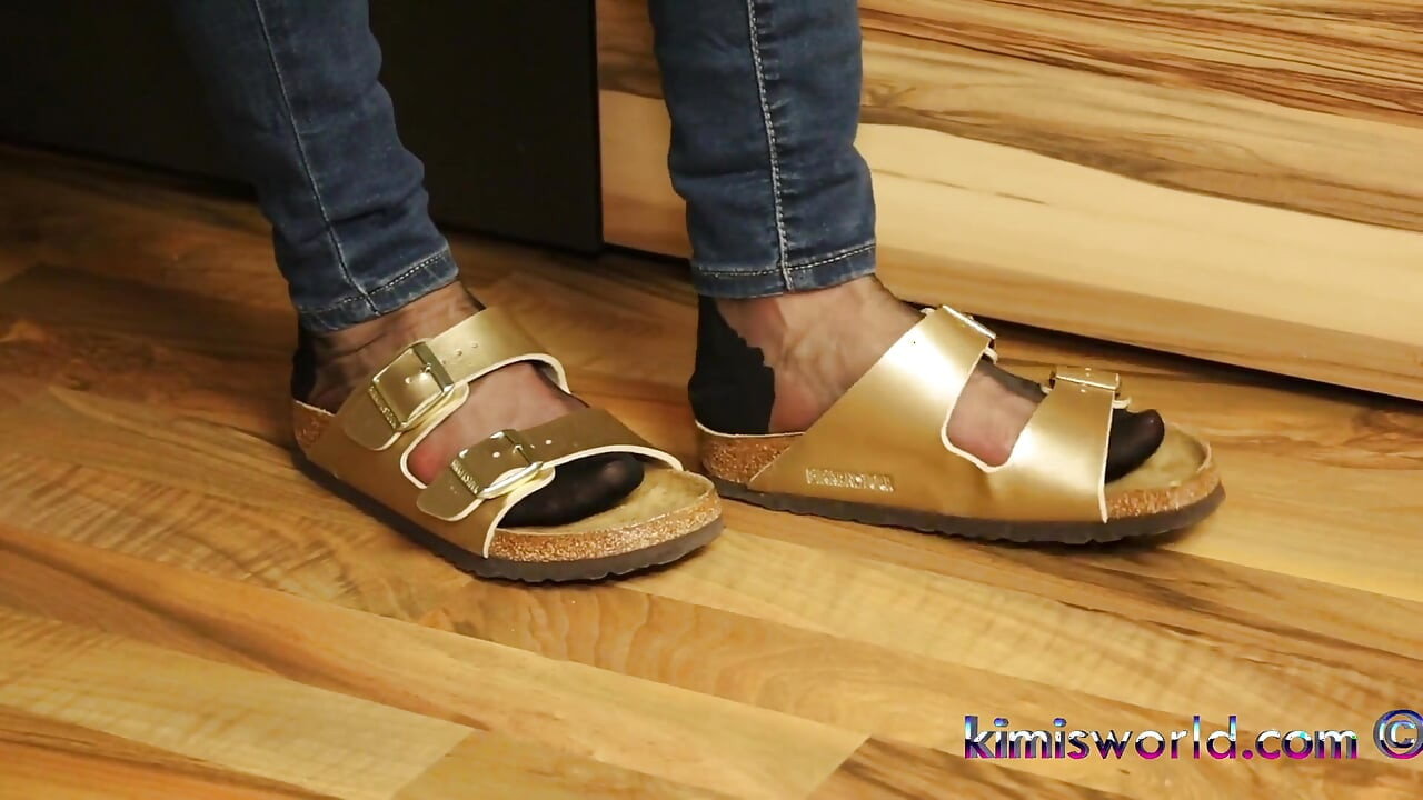 Golden mules & stoking nilon hitam - penghilangan sepatu sensual