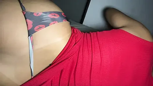 Ich erwischte meine stiefmutter beim chatten mit ihrer ex und sie sagt mir, ich soll zwischen uns bleiben und wir ficken