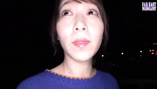 Spritzige schande neckt mit einer lächelnden schönheit, die sich in einem wilden nassen platzt teil.4