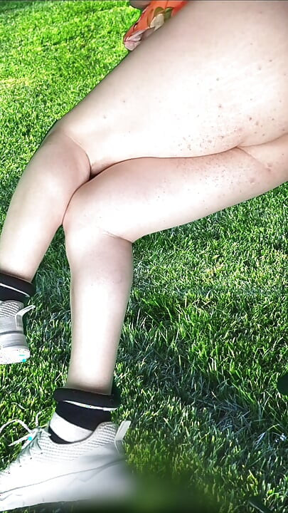 Güzel taşralı evli kadın femboy olgun turuncu giyinmiş büyük götlü pürüzsüz kalçalarla mastürbasyon yapıyor