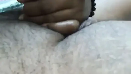 Istriku sedang dalam mood untuk seks.