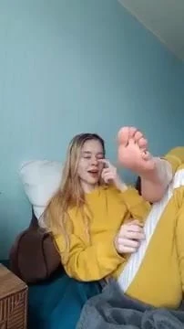 Hot blonde show her feet on Instagram live