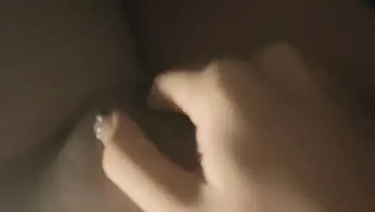 Bir bakire kendi kendine mastürbasyon yapmaya çalışıyor