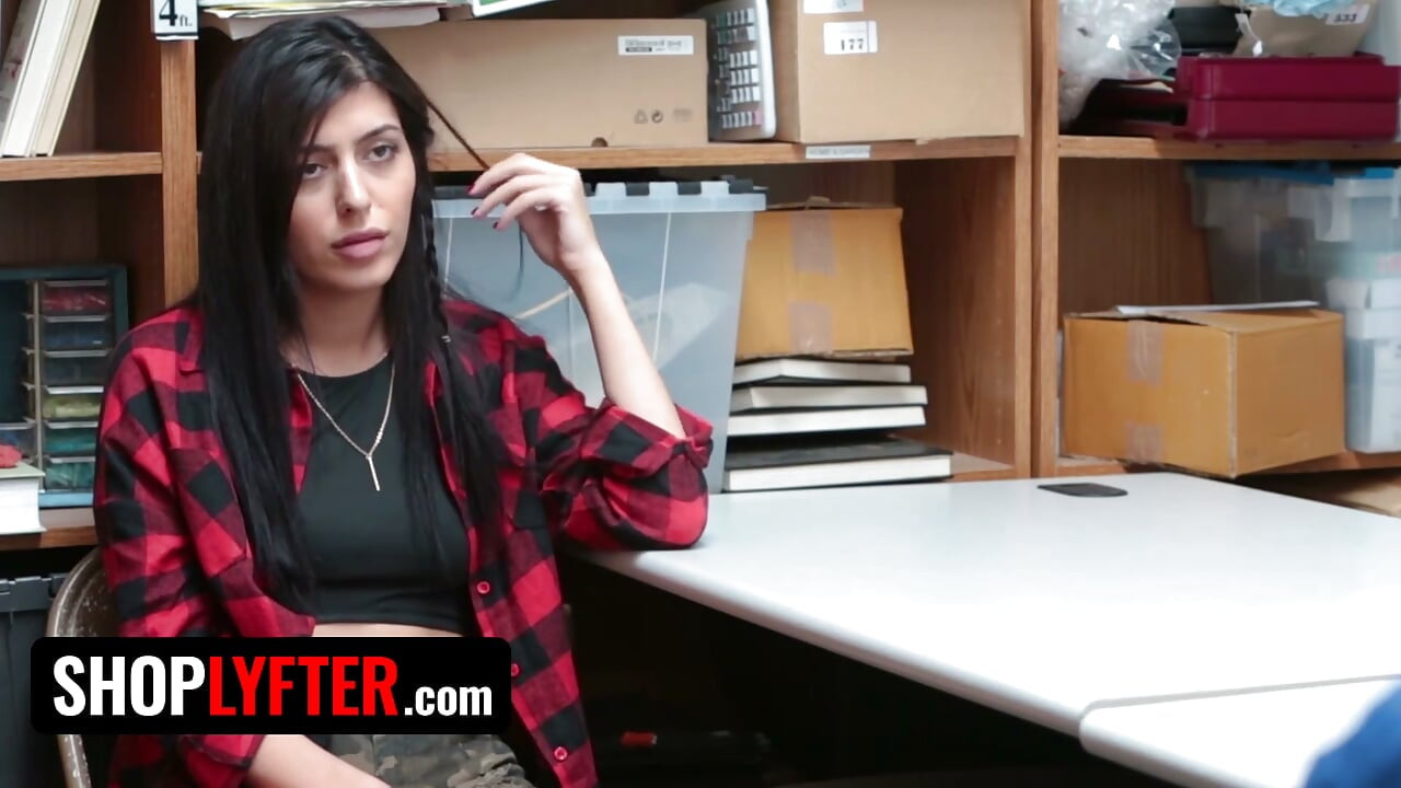 Shoplyfter - Foxy Troublemaker Audrey Royal primește ejaculări uriașe pe față de la doi paznici