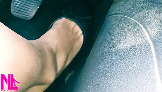 Membangkitkan dan mengemudi dengan flat kulit hitam di barefeet