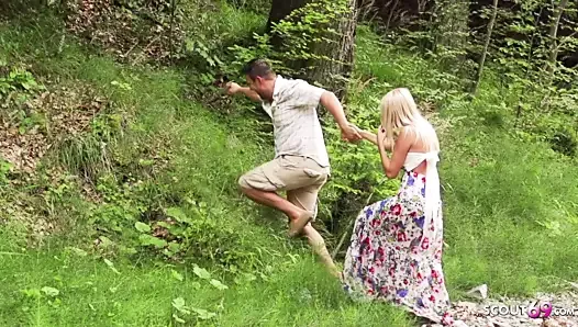 Réel, un couple d'adolescents allemands baise dans la nature pendant les vacances