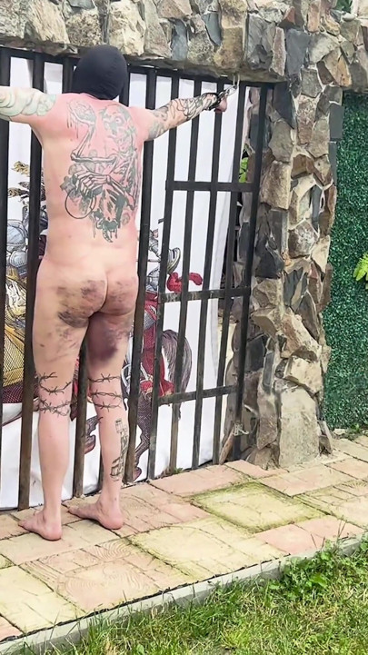 Sclavă vânătă este biciuită de doi sadici afară