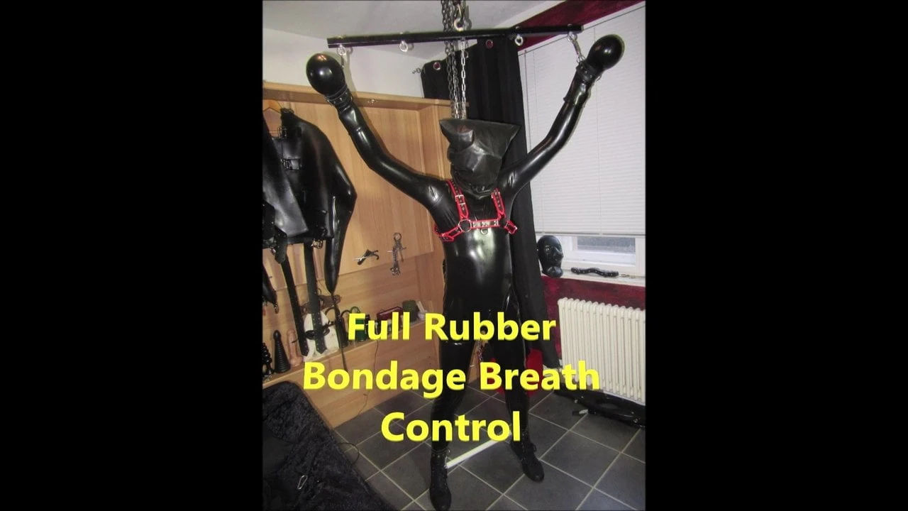 Controllo del respiro in bondage in gomma