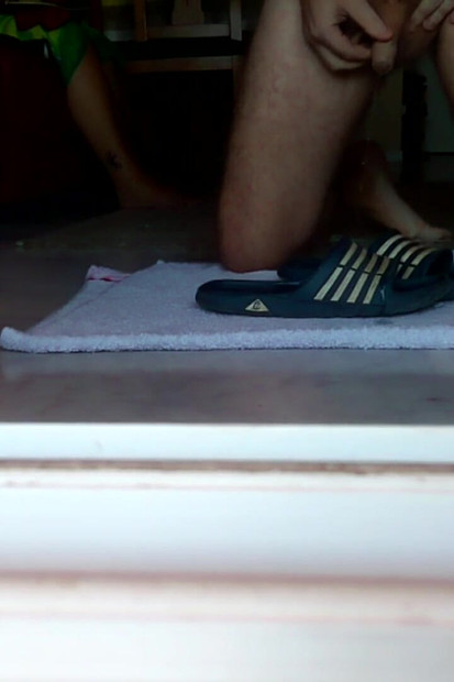 John na kupaće papuče na podu